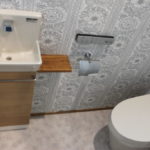 上品な柄のクロスとアクセサリーでワンランク上のおトイレに