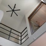 吹き抜けに大きなFIX窓