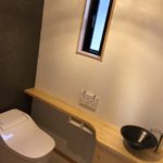 広めのトイレは、お洒落な陶器製の手洗い器を設置
