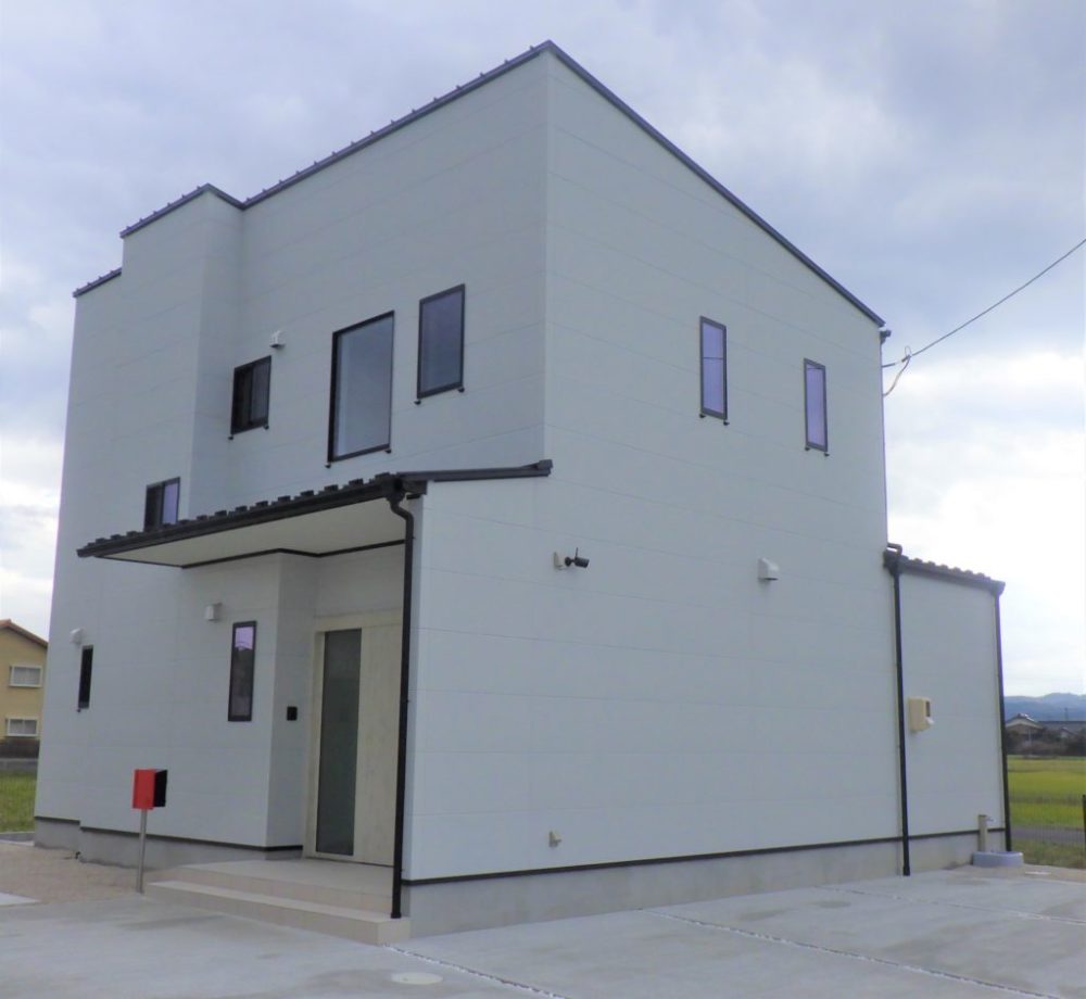 高級感あふれるおしゃれな対面キッチンのある2階建て住宅