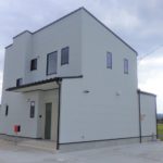 高級感あふれるおしゃれな対面キッチンのある2階建て住宅